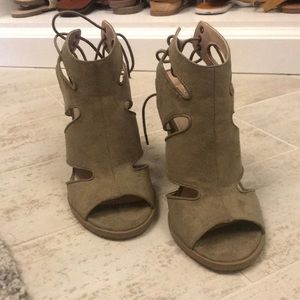 Army green, heeled sandals with cutouts